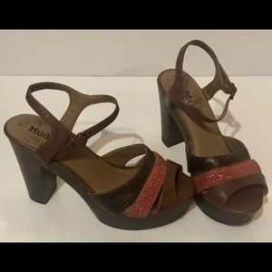MUDD Like new coral and brown strap heels size 8